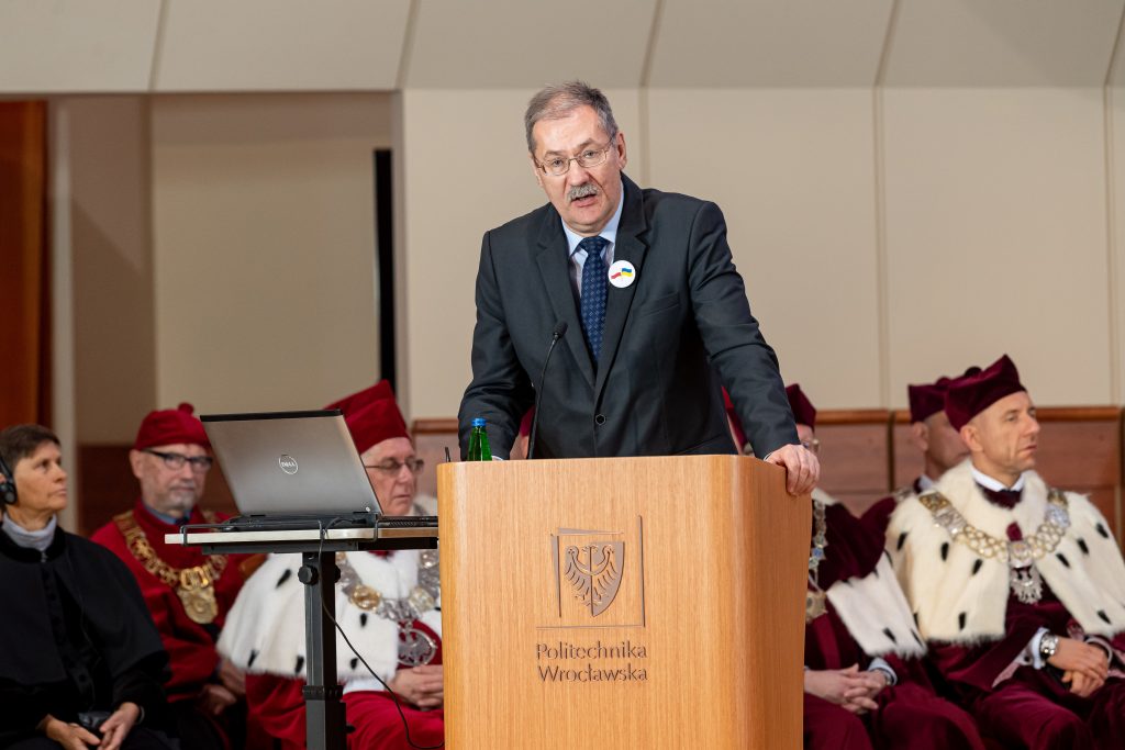 Dolnośląski Kurator Oświaty wręczył 15 pracownikom uczelni Medal Komisji Edukacji Narodowej.