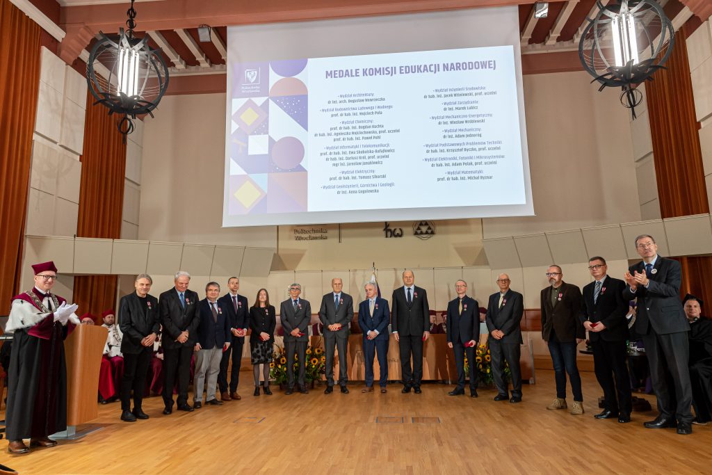 Dolnośląski Kurator Oświaty wręczył 15 pracownikom uczelni Medal Komisji Edukacji Narodowej.