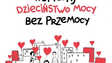 dzieciństwo bez przemocy - ilustracja przedstawiająca rodziców z dziećmi trzymających się za ręce oraz z czerwonymi balonami w kształcie serca